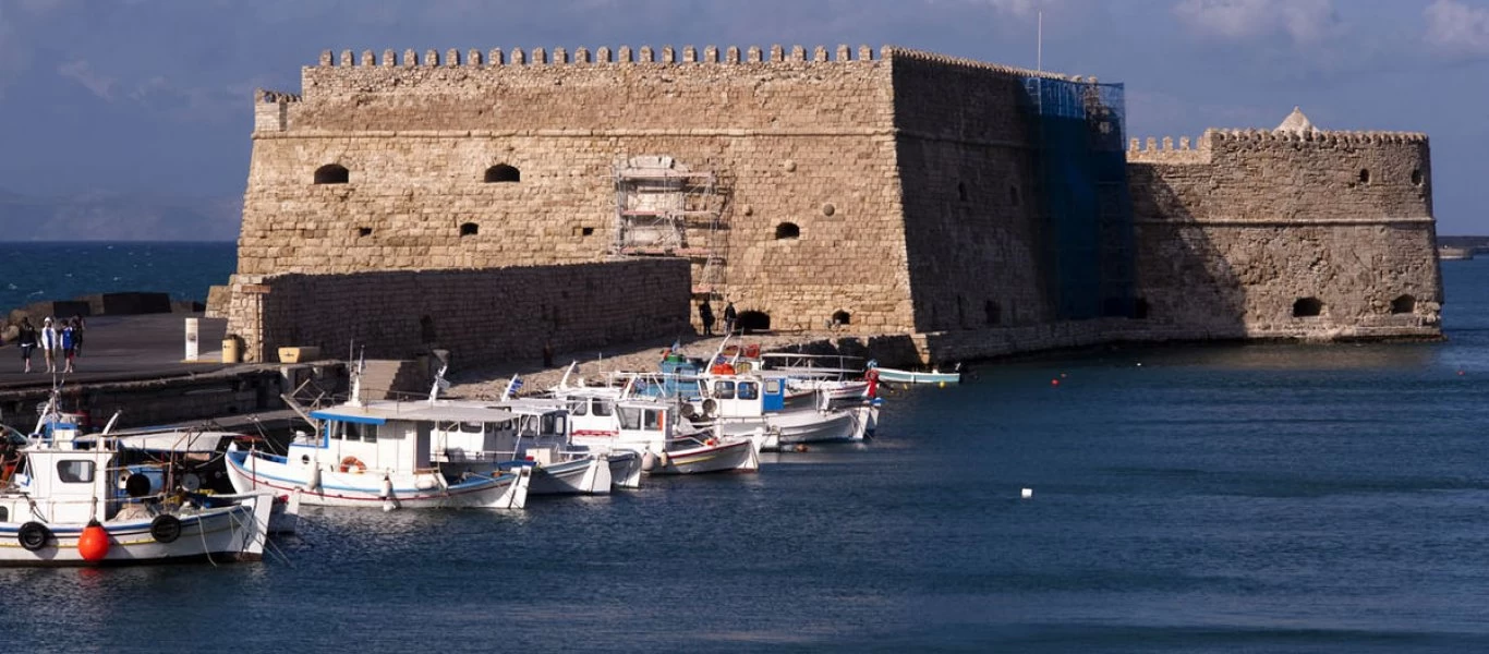 Ηράκλειο: Στην εντατική άνδρας - Έπεσε από το ενετικό λιμάνι